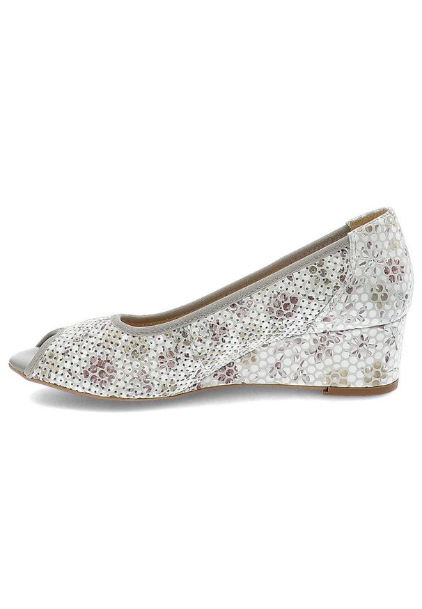 Białe Czółenka Gamis Damskie Buty Eleganckie. Okazja: na co dzień. Nosek buta: otwarty. Zapięcie: bez zapięcia. Kolor: biały. Szerokość cholewki: normalna. Wzór: nadruk. Materiał: zamsz, skóra, lakier. Sezon: lato. Obcas: na koturnie. Styl: elegancki. Wysokość obcasa: średni