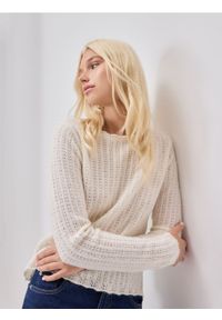 Reserved - Sweter z ozdobnym splotem - kremowy. Kolor: kremowy. Materiał: wełna, dzianina. Wzór: ze splotem
