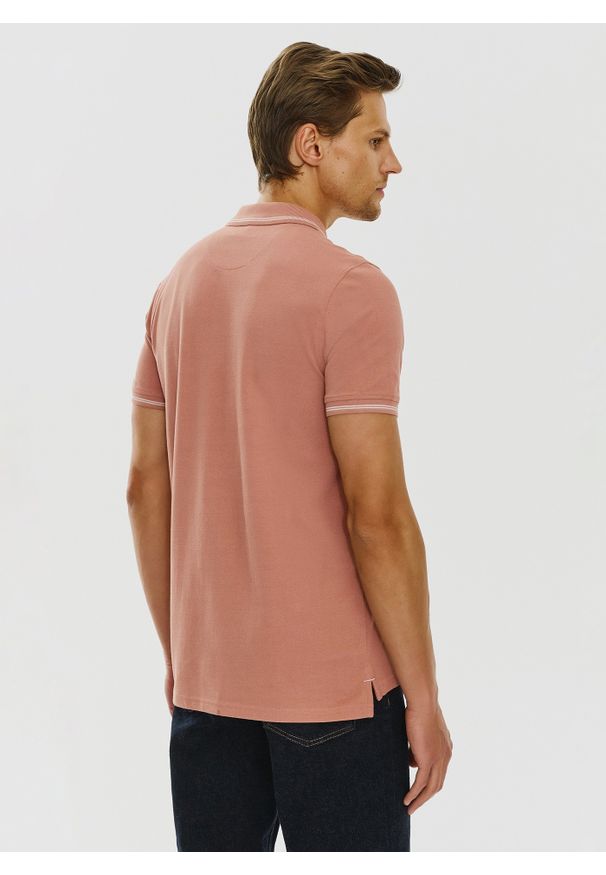 Gładki t-shirt polo P24SF-TX-004-R - Pako Lorente. Okazja: na co dzień. Typ kołnierza: polo. Materiał: bawełna. Wzór: gładki. Styl: casual