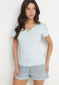 Born2be - Jasnoniebieski Bawełniany T-shirt z Łańcuszkiem i Koronką Liraveira. Okazja: na co dzień. Typ kołnierza: okrągły. Kolor: niebieski. Materiał: bawełna, koronka. Długość rękawa: krótki rękaw. Długość: krótkie. Wzór: koronka. Styl: klasyczny, elegancki, casual #5