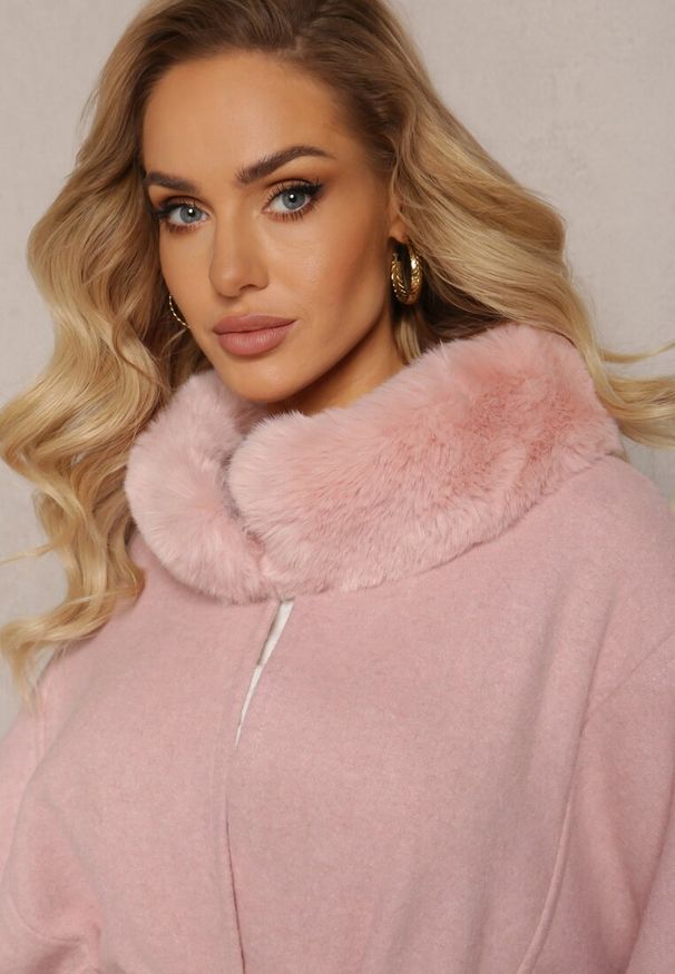 Renee - Różowy Płaszcz Ponczo z Wiskozy z Paskiem i Futerkiem Roymessa. Kolor: różowy. Materiał: futro, wiskoza. Sezon: zima