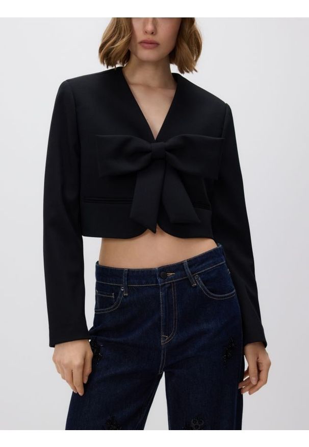 Reserved - Krótka marynarka z kokardą - czarny. Typ kołnierza: kokarda. Kolor: czarny. Materiał: tkanina, wiskoza. Długość: krótkie