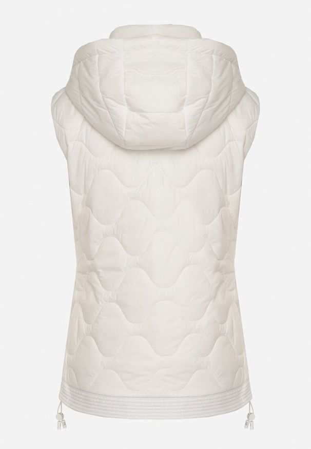 Born2be - Biała Kamizelka z Odpinanym Kapturem Ozdobiona Pikowaniem Cirisse. Okazja: na spacer, na co dzień. Kolor: biały. Materiał: jeans. Wzór: aplikacja. Styl: casual, elegancki, klasyczny