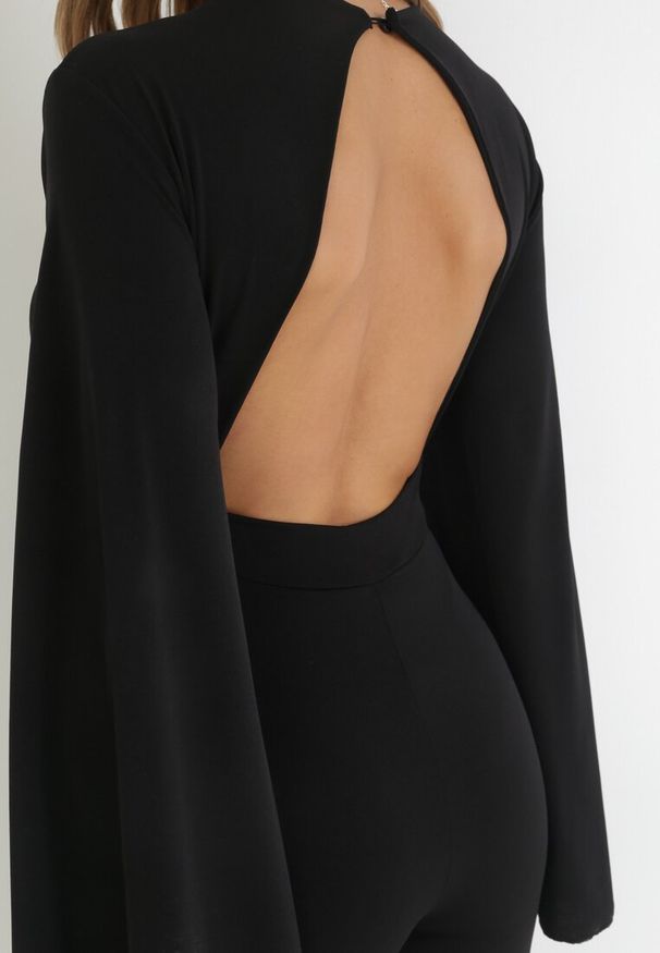 Born2be - Czarny Długi Kombinezon z Szerokimi Rękawami i Odkrytymi Plecami Dasima. Okazja: na imprezę. Kolor: czarny. Długość: długie. Styl: klasyczny, elegancki