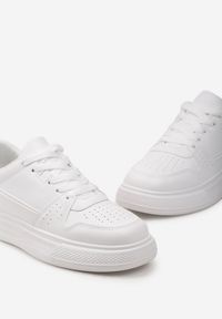 Renee - Białe Sznurowane Sneakersy Ozdobione Perforacją i Przeszyciami Eglia. Kolor: biały. Wzór: aplikacja #5