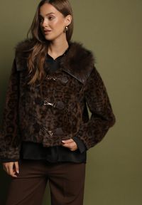 Born2be - Brązowa Panterkowa Kurtka Futerko o Krótkim Kroju z Ozdobnymi Zapięciami Otiluna. Okazja: na co dzień. Kolor: brązowy. Materiał: futro. Długość: krótkie. Wzór: motyw zwierzęcy. Styl: casual #1