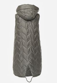 Renee - Zielona Długa Pikowana Kamizelka z Kapturem i Ozdobną Naszywką Mentape. Typ kołnierza: kaptur. Kolor: zielony. Długość: długie. Wzór: aplikacja. Styl: sportowy #7