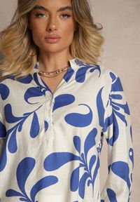 Renee - Niebieska Wiskozowa Bluzka o Koszulowym Kroju z Dekoltem w Serek w Roślinny Print Kolaniria. Okazja: na co dzień. Typ kołnierza: dekolt w serek. Kolor: niebieski. Materiał: wiskoza. Wzór: nadruk. Styl: casual, elegancki #4