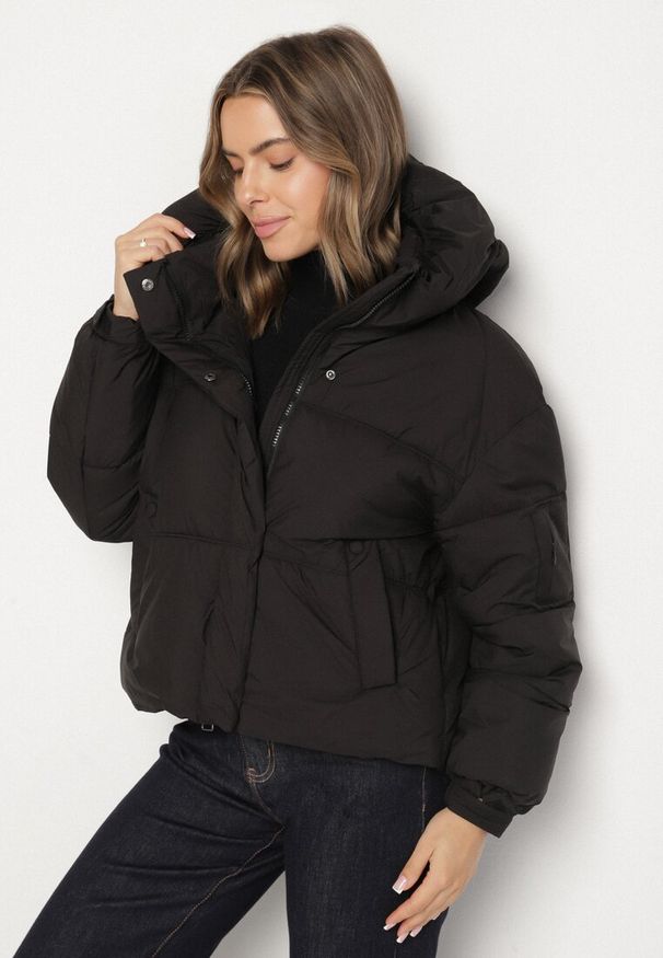Born2be - Czarna Pikowana Kurtka Puffer z Kapturem i Kieszonką przy Rękawie Galieana. Okazja: na spacer. Typ kołnierza: kaptur. Kolor: czarny. Materiał: jeans, dzianina. Styl: sportowy, elegancki