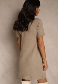 Renee - Beżowa Sweterkowa Sukienka Trapezowa z Perełkami przy Dekolcie i Kieszeniach Fenatusa. Okazja: na co dzień. Kolor: beżowy. Materiał: jeans. Typ sukienki: trapezowe. Styl: casual #3