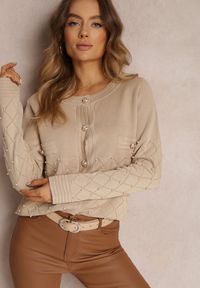 Renee - Beżowy Kardigan Zapinany z Perłami Kilfa. Okazja: do pracy, na spotkanie biznesowe, na co dzień. Kolor: beżowy. Wzór: aplikacja. Styl: casual, elegancki, biznesowy #4