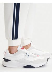 Guess Spodnie dresowe Z6GB11 K3202 Biały Regular Fit. Kolor: biały. Materiał: syntetyk #4