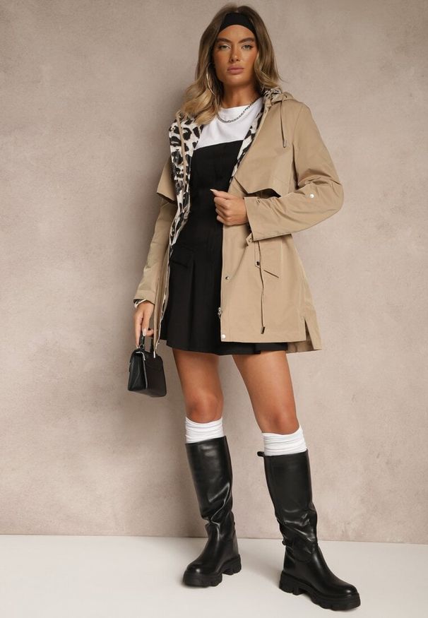 Renee - Ciemnobeżowa Kurtka Parka Ozdobiona Sznurkami przy Odpinanym Kapturze Loriballe. Okazja: na co dzień. Kolor: beżowy. Materiał: jeans. Wzór: aplikacja. Sezon: jesień. Styl: casual