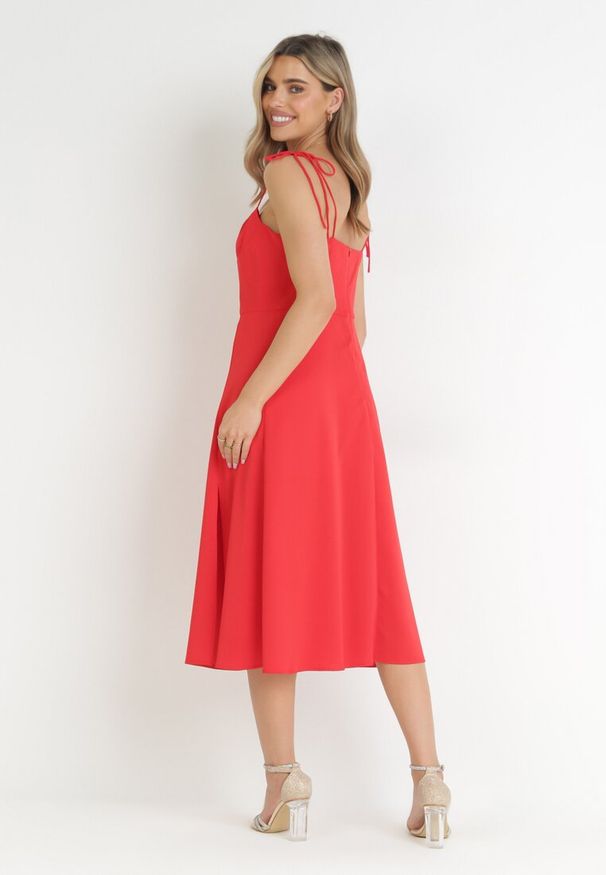 Born2be - Czerwona Rozkloszowana Sukienka na Ramiączkach z Rozcięciem Sveame. Kolor: czerwony. Długość rękawa: na ramiączkach. Wzór: aplikacja. Styl: klasyczny