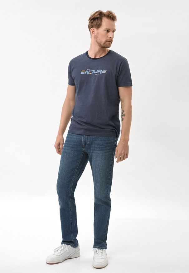 Volcano - T-shirt w sportowym stylu T-ENDE. Kolekcja: plus size. Materiał: bawełna, materiał, dresówka, włókno, skóra. Długość rękawa: krótki rękaw. Długość: krótkie. Wzór: napisy, gładki, nadruk. Sezon: zima, lato. Styl: sportowy