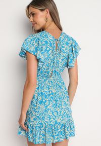 Born2be - Niebieska Rozkloszowana Bawełniana Sukienka z Gumką w Talii i Falbanami Nelsea. Okazja: na co dzień, na randkę. Typ kołnierza: dekolt w kształcie V. Kolor: niebieski. Materiał: bawełna. Długość rękawa: krótki rękaw. Typ sukienki: rozkloszowane. Styl: casual, wizytowy #4