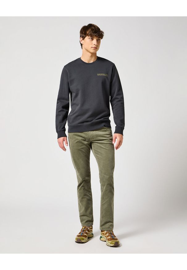 Wrangler - WRANGLER GREENSBORO MĘSKIE SPODNIE MATERIAŁOWE SZTRUKSOWE SZTRUKS DUSTY OLIVE 112356861 W15Q018011. Materiał: sztruks, materiał