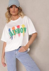 Renee - Biały T-shirt o Kroju Oversize z Nadrukowanym Napisem Ilorella. Okazja: na co dzień. Kolor: biały. Materiał: jeans. Wzór: napisy. Styl: casual, elegancki