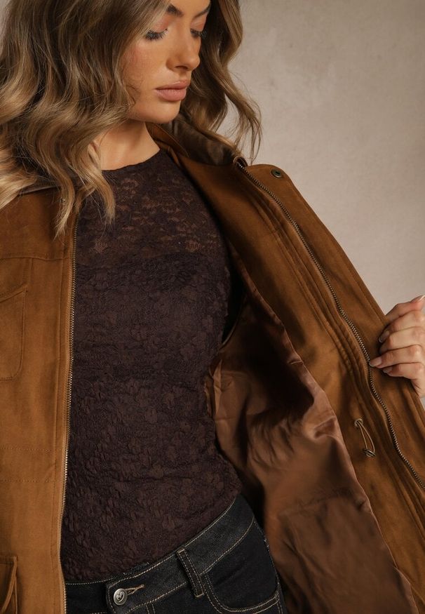 Renee - Brązowa Kurtka Koszulowa Barn Jacket z Kieszeniami na Napy Tilusea. Okazja: na co dzień. Kolor: brązowy. Materiał: jeans. Styl: casual, elegancki