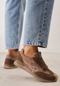 Born2be - Brązowe Sneakersy Ozdobione Geometrycznym Motywem Sameen. Okazja: na co dzień, na spacer. Kolor: brązowy. Materiał: jeans. Wzór: aplikacja, geometria. Sport: turystyka piesza #1
