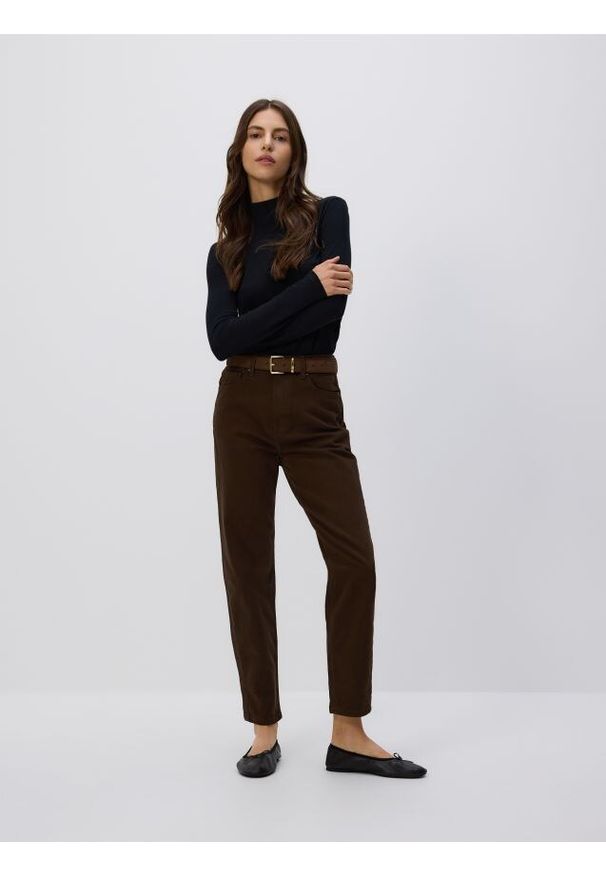 Reserved - Jeansy mom fit slim - brązowy. Kolor: brązowy