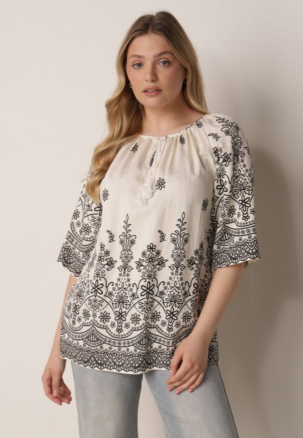 Born2be - Biało-Czarna Bluzka z Wiskozy z Kwiatowym Wzorem Wiązaniem i Frędzlami Hawnalue. Okazja: do pracy, na co dzień, na spacer. Kolor: biały. Materiał: wiskoza. Wzór: kwiaty. Styl: boho, elegancki, casual