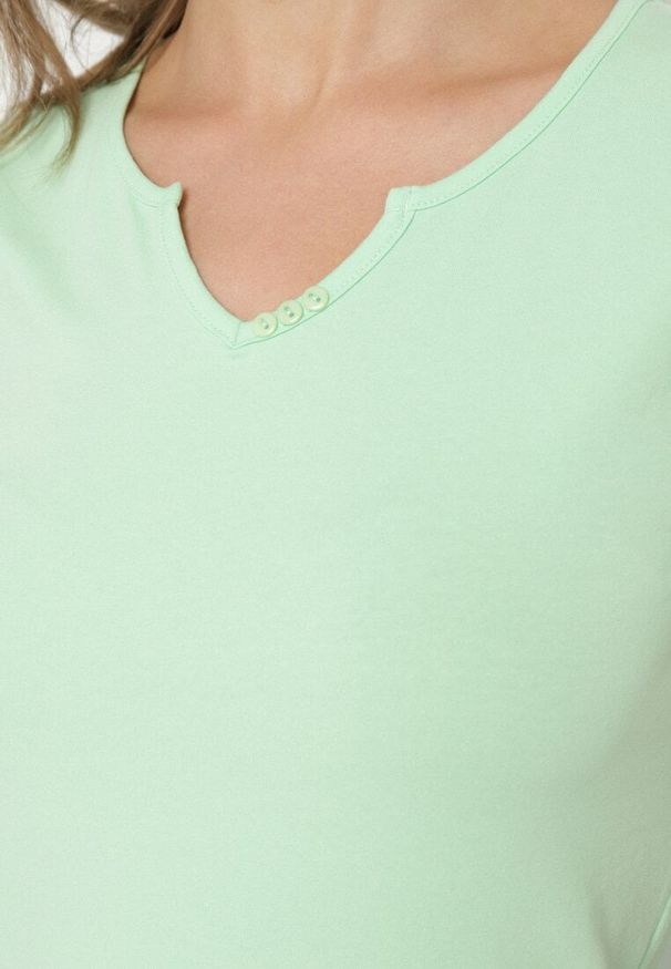 Born2be - Jasnozielony T-shirt z Bawełny z Guzikami Liseriana. Okazja: na co dzień. Kolor: zielony. Materiał: bawełna. Styl: klasyczny, casual