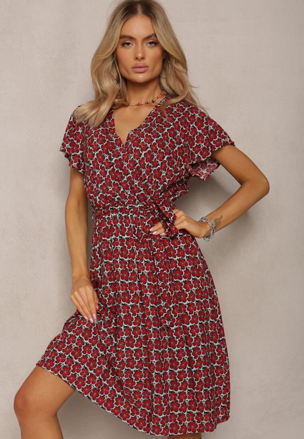 Renee - Czerwona Letnia Sukienka Kopertowa Wiązana w Pasie z Wiskozy Meridase. Kolor: czerwony. Materiał: wiskoza. Sezon: lato. Typ sukienki: kopertowe