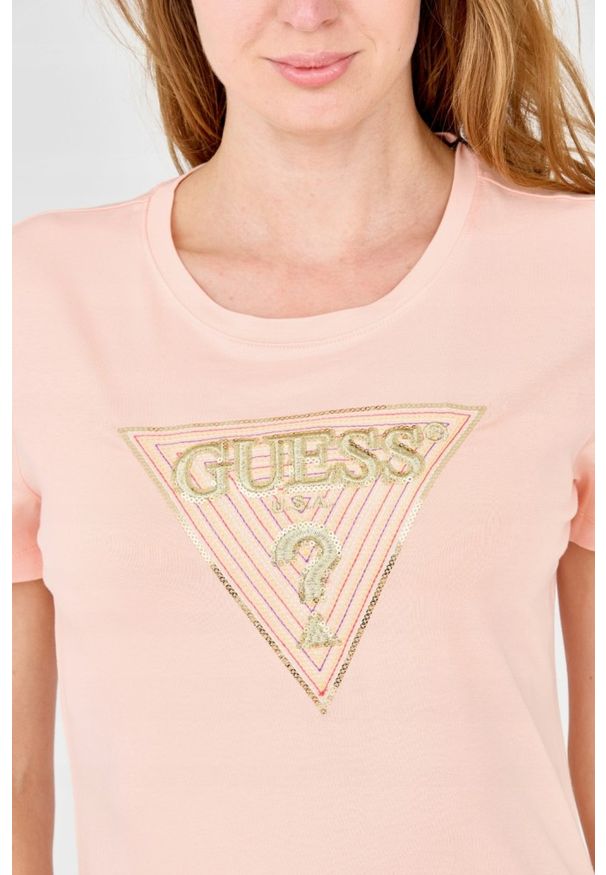 Guess - GUESS Damski t-shirt z dużym zdobionym logo. Kolor: pomarańczowy. Materiał: bawełna. Wzór: aplikacja