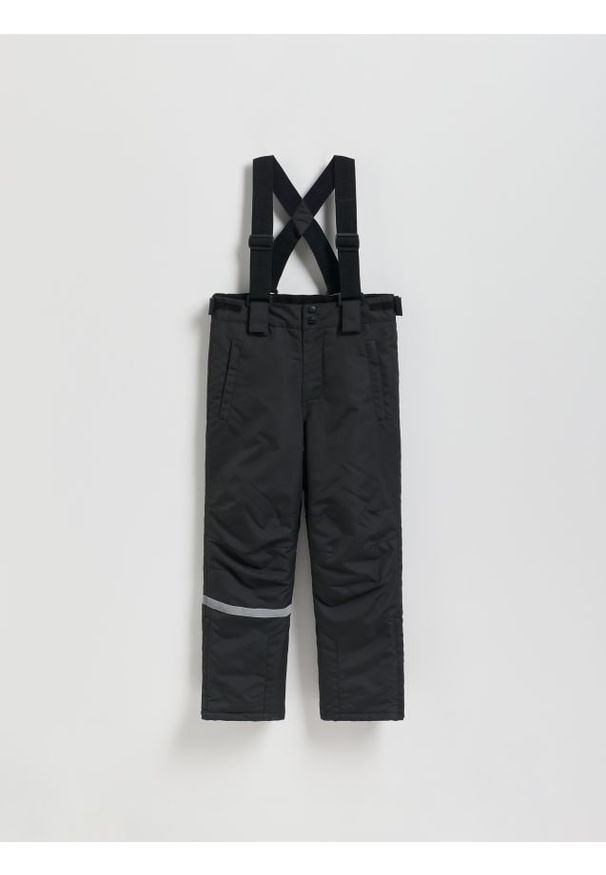 Reserved - Ocieplane spodnie na szelkach - czarny. Kolor: czarny. Materiał: tkanina. Wzór: gładki. Styl: klasyczny