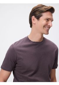Reserved - T-shirt regular fit z lnem - brązowy. Kolor: brązowy. Materiał: len #1