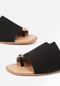 Renee - Czarne Klapki Vices w Stylu Japonek Ozdobione Metaliczną Aplikacją Ardellia. Okazja: na co dzień. Kolor: czarny. Materiał: len. Wzór: aplikacja. Styl: elegancki, casual #3