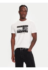 Tommy Jeans T-Shirt DM0DM22464 Biały Regular Fit. Kolor: biały. Materiał: bawełna