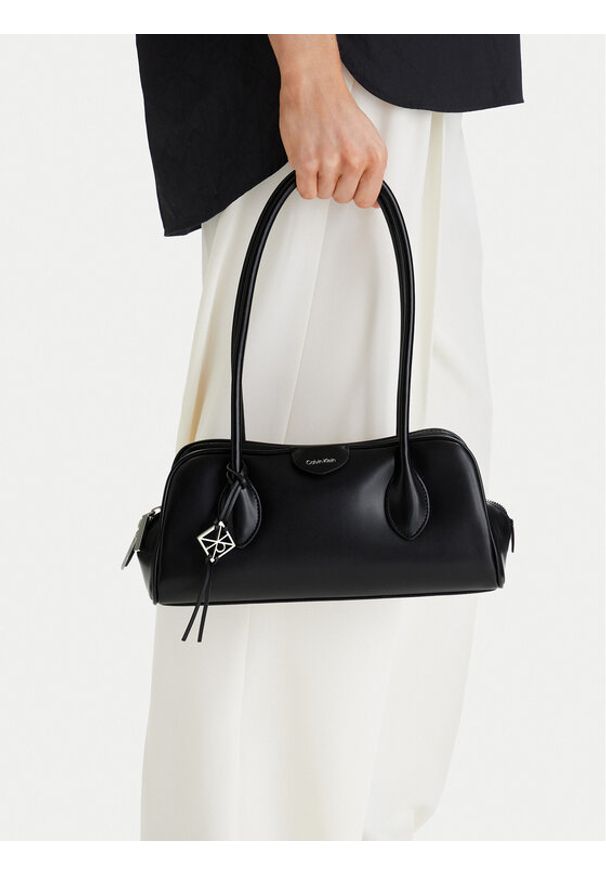 Calvin Klein Torebka Emblem Trio Shoulder Bag LV04F3369G Czarny. Kolor: czarny. Materiał: skórzane