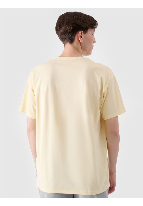 4f - 4F T-shirt oversize z nadrukiem męski - żółty M. Okazja: na co dzień. Kolor: żółty. Materiał: dzianina, bawełna, jersey. Długość rękawa: krótki rękaw. Długość: krótkie. Wzór: nadruk. Styl: klasyczny, sportowy, casual