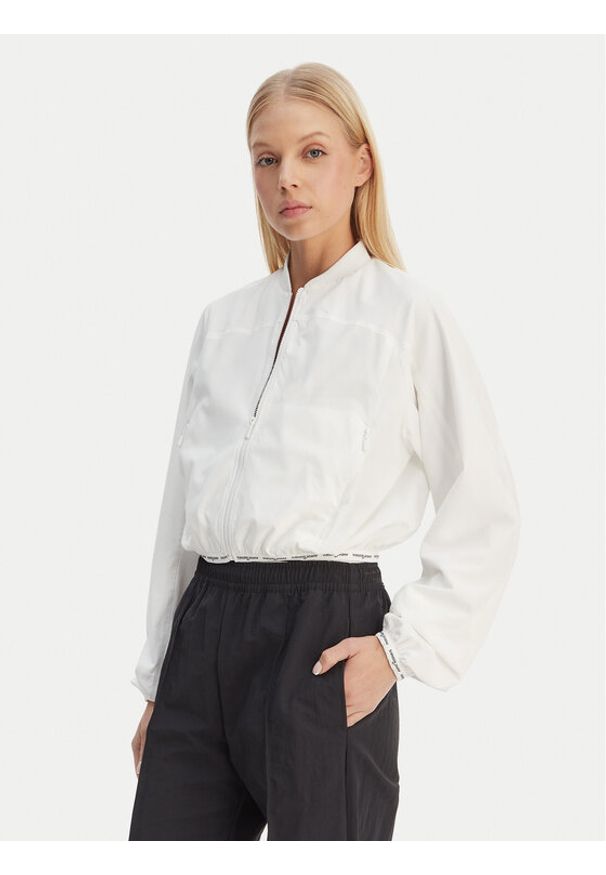 Tommy Jeans Kurtka bomber DW0DW22323 Biały Regular Fit. Kolor: biały. Materiał: syntetyk