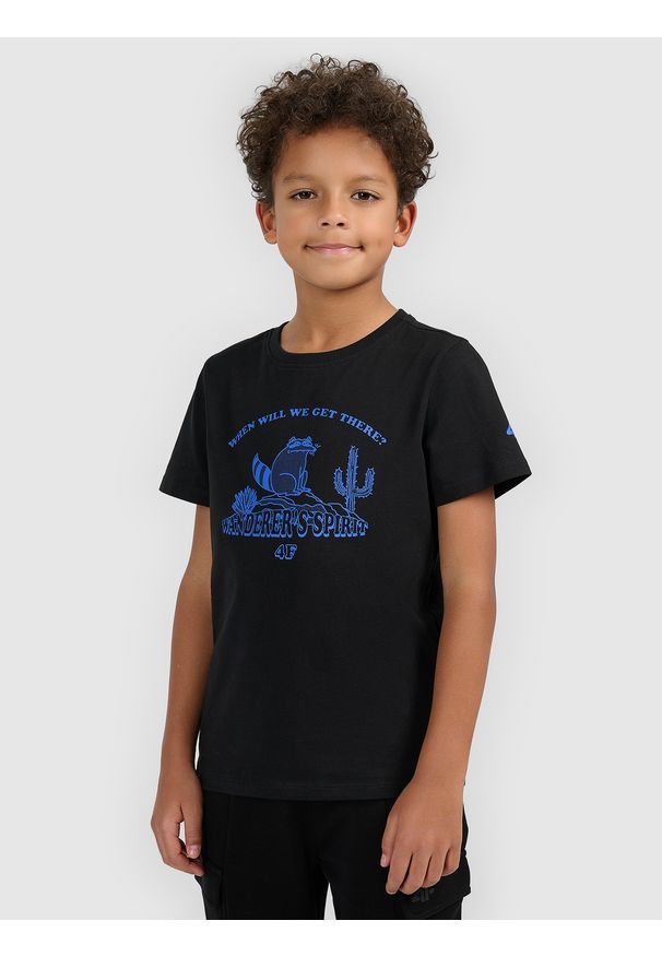 4f - 4F T-shirt regular z nadrukiem chłopięcy - czarny 122 (6-7 lat). Okazja: na uczelnię, na co dzień. Kolor: czarny. Materiał: materiał, bawełna, skóra. Wzór: nadruk. Sezon: lato. Styl: casual