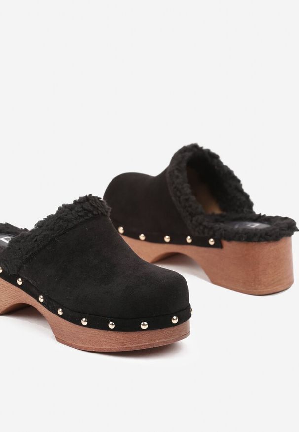 Renee - Czarne Futerkowe Klapki Mule na Platformie Ozdobione Ćwiekami Crelina. Kolor: czarny. Materiał: jeans. Wzór: aplikacja. Obcas: na platformie. Styl: klasyczny. Wysokość obcasa: średni