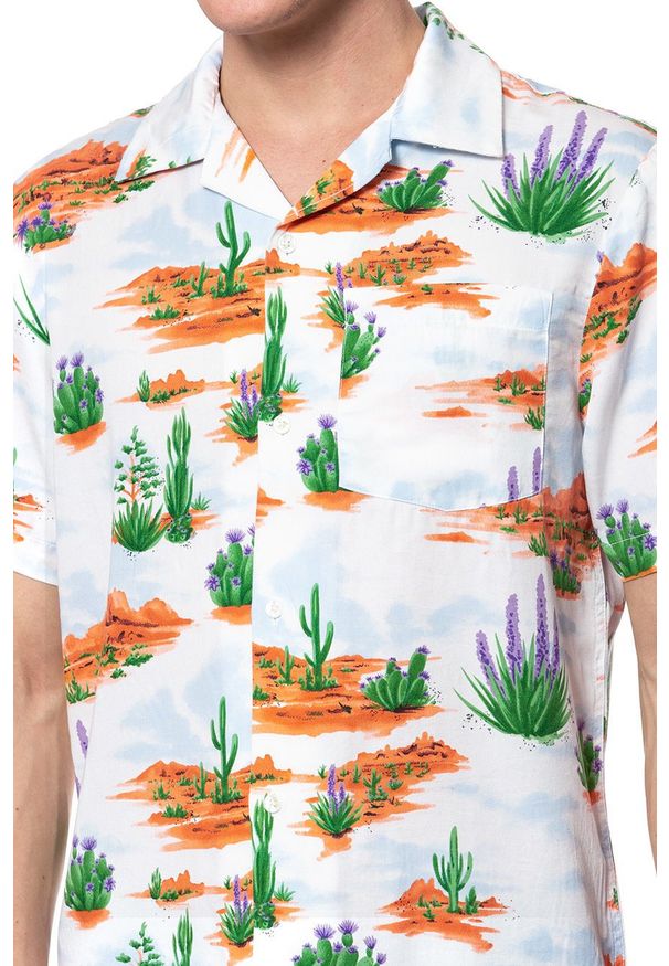 Wrangler - KOSZULA WRANGLER SS RESORT GLOW ORAN W59076H48 112129662. Długość rękawa: krótki rękaw. Długość: krótkie. Styl: retro