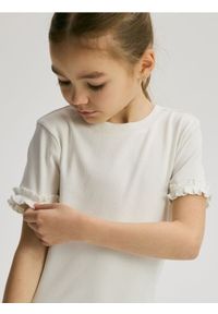 Reserved - Bawełniany t-shirt z falbankami - złamana biel. Typ kołnierza: kołnierz z falbankami. Materiał: bawełna #1