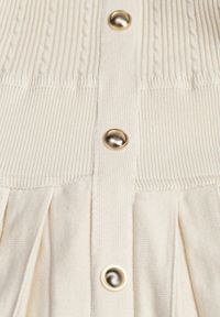 Born2be - Jasnobeżowa Sukienka z Wiskozy o Rozkloszowanym Kroju z Plisami i Guzikami Alusena. Okazja: na co dzień. Kolor: beżowy. Materiał: wiskoza. Typ sukienki: rozkloszowane. Styl: casual, elegancki #4