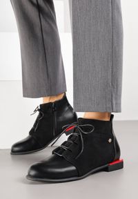 Renee - Czarne Botki Vices ze Sznurowaną Cholewką Uzvila. Okazja: na co dzień. Kolor: czarny. Materiał: jeans, lakier. Szerokość cholewki: normalna. Styl: street, casual, elegancki