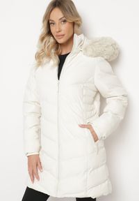 Born2be - Jasnobeżowa Kurtka Pikowana z Odpinanym Futerkiem i Kapturem Taivin. Okazja: na co dzień. Typ kołnierza: golf. Kolor: beżowy. Materiał: futro. Styl: casual, elegancki #3