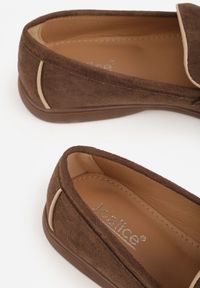 Renee - Brązowe Mokasyny z Imitacji Zamszu z Zawieszką na Nosku Theophitos. Okazja: na spacer. Kolor: brązowy. Materiał: zamsz. Wzór: grochy. Styl: elegancki, retro #6