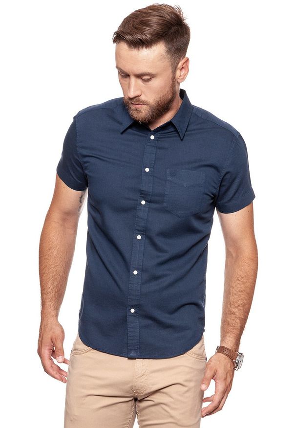 Wrangler - KOSZULA MĘSKA KRÓTKI RĘKAW WRANGLER SS 1 PKT SHIRT NAVY W5860LO35 112129506. Typ kołnierza: kołnierzyk klasyczny. Materiał: len, tkanina. Długość rękawa: krótki rękaw. Długość: krótkie. Wzór: gładki. Styl: klasyczny