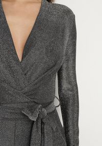 Born2be - Srebrny Kombinezon z Wiskozą o Kopertowym Kroju z Paskiem Temaviel. Okazja: na co dzień. Kolor: srebrny. Materiał: wiskoza. Długość: długie. Styl: elegancki, casual, sportowy, wizytowy #5