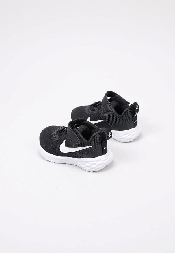 Buty do biegania niemowlęce Nike Revolution 6 NN. Zapięcie: rzepy. Kolor: czarny. Materiał: materiał, syntetyk, tkanina. Szerokość cholewki: normalna. Model: Nike Revolution