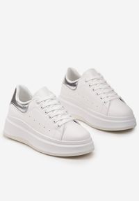 Born2be - Biało-Srebrne Sneakersy z Delikatną Perforacją i Gumowym Misiem przy Sznurówkach Zephra. Kolor: biały. Materiał: guma #2