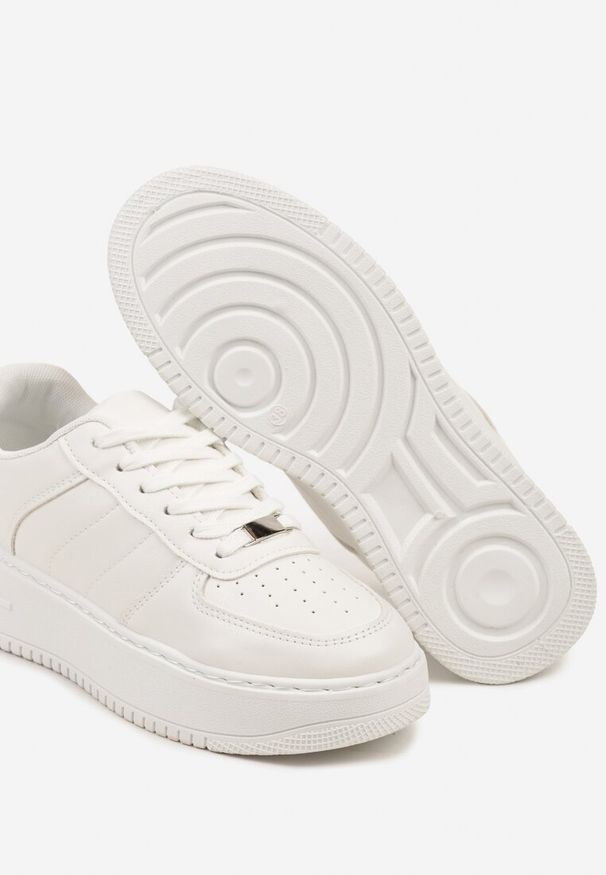 Born2be - Białe Klasyczne Sznurowane Sneakersy na Płaskiej Podeszwie z Perforacją Vlineya. Kolor: biały. Obcas: na płaskiej podeszwie
