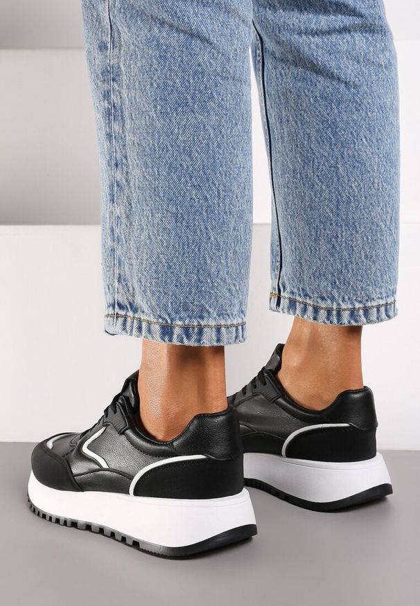 Renee - Czarne Sneakersy na Płaskiej Podeszwie z Geometrycznym Motywem Erithnia. Okazja: na spotkanie biznesowe. Kolor: czarny. Materiał: jeans. Wzór: geometria. Obcas: na płaskiej podeszwie